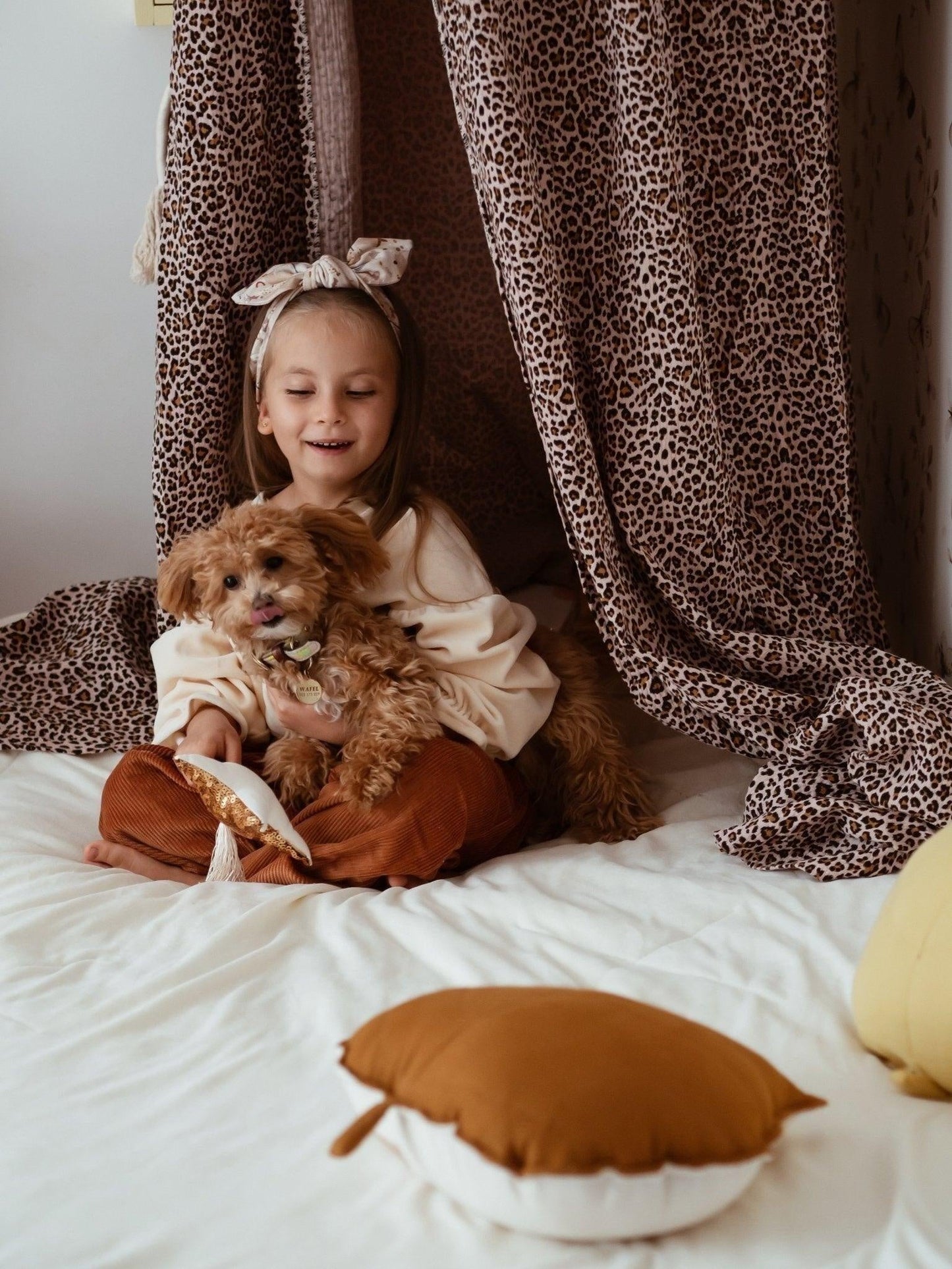 “Caramel” Linen Leaf Cushion - Moi Mili