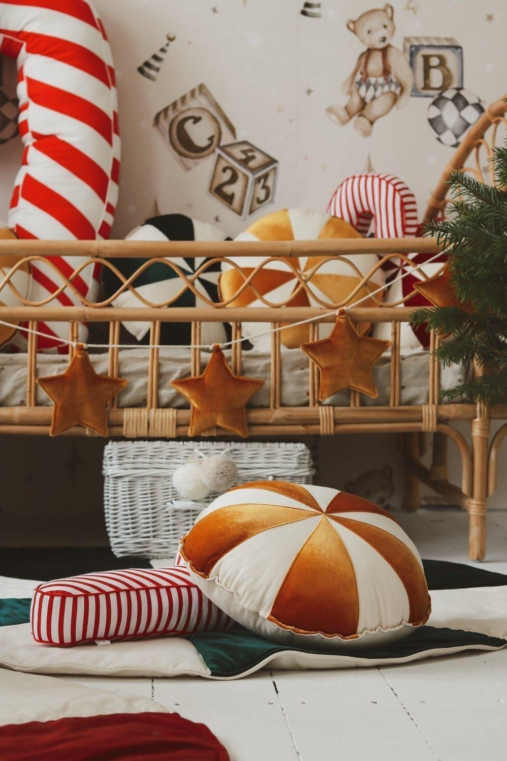 “Gold Dust” Velvet Garland with Stars