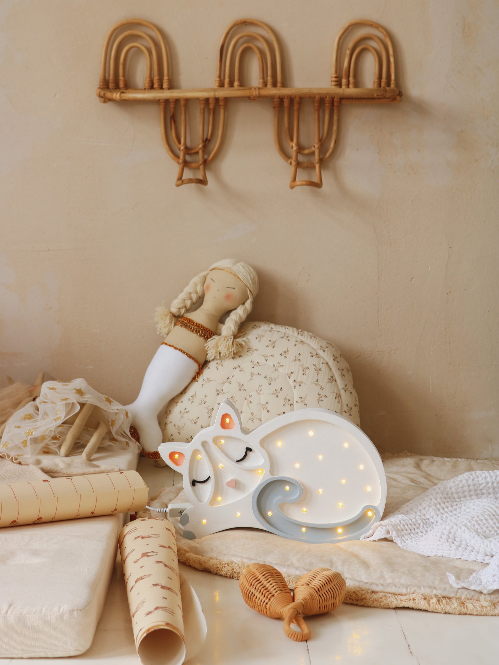 White Cat Lamp – wooden night light with dimmable LED for children