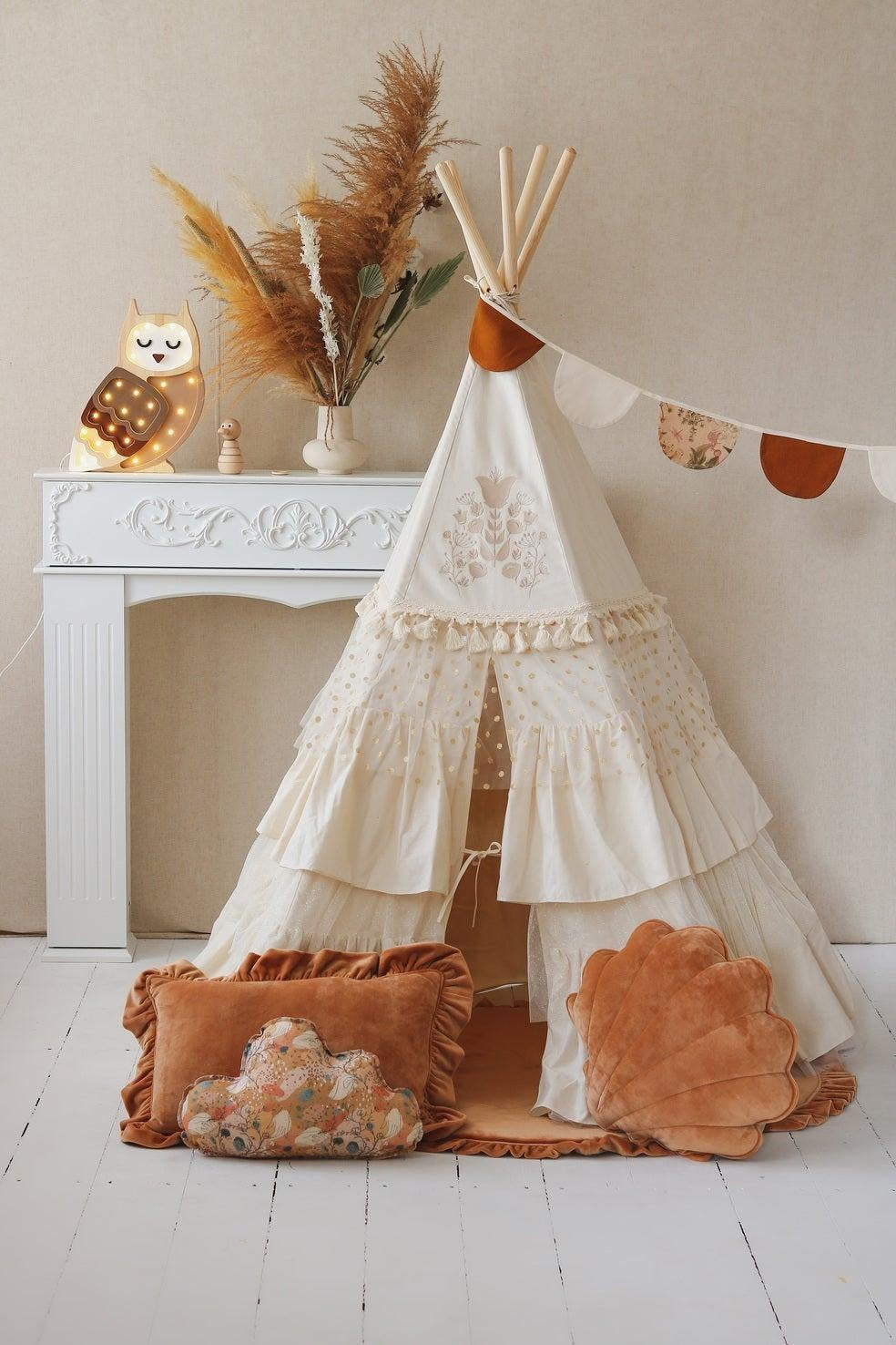 “Boho” Teepee with Frills and Round Mat "Caramel" Set