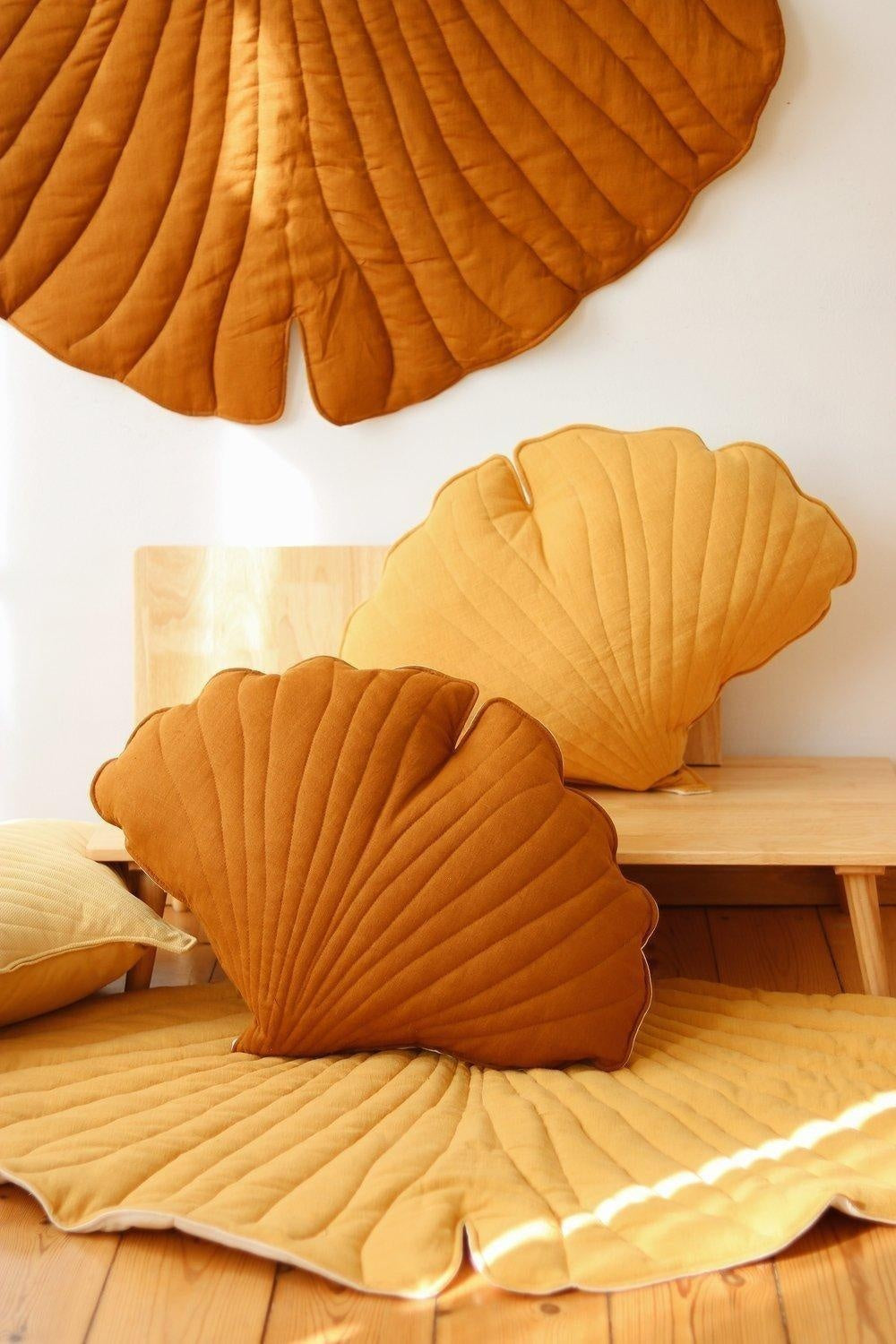 “Caramel” Linen Ginkgo Leaf Mat