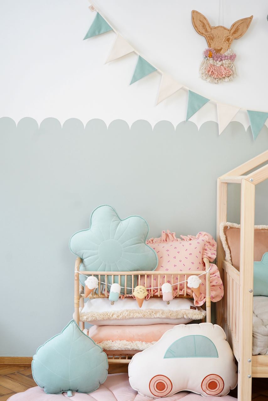 "Powder mint" Garland