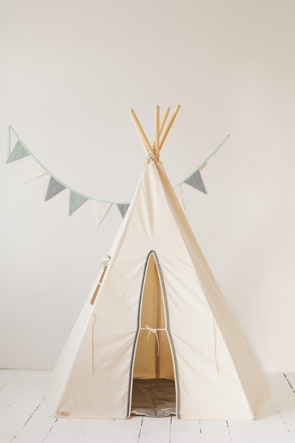 “Grey Pompoms” Teepee Tent with Pompoms